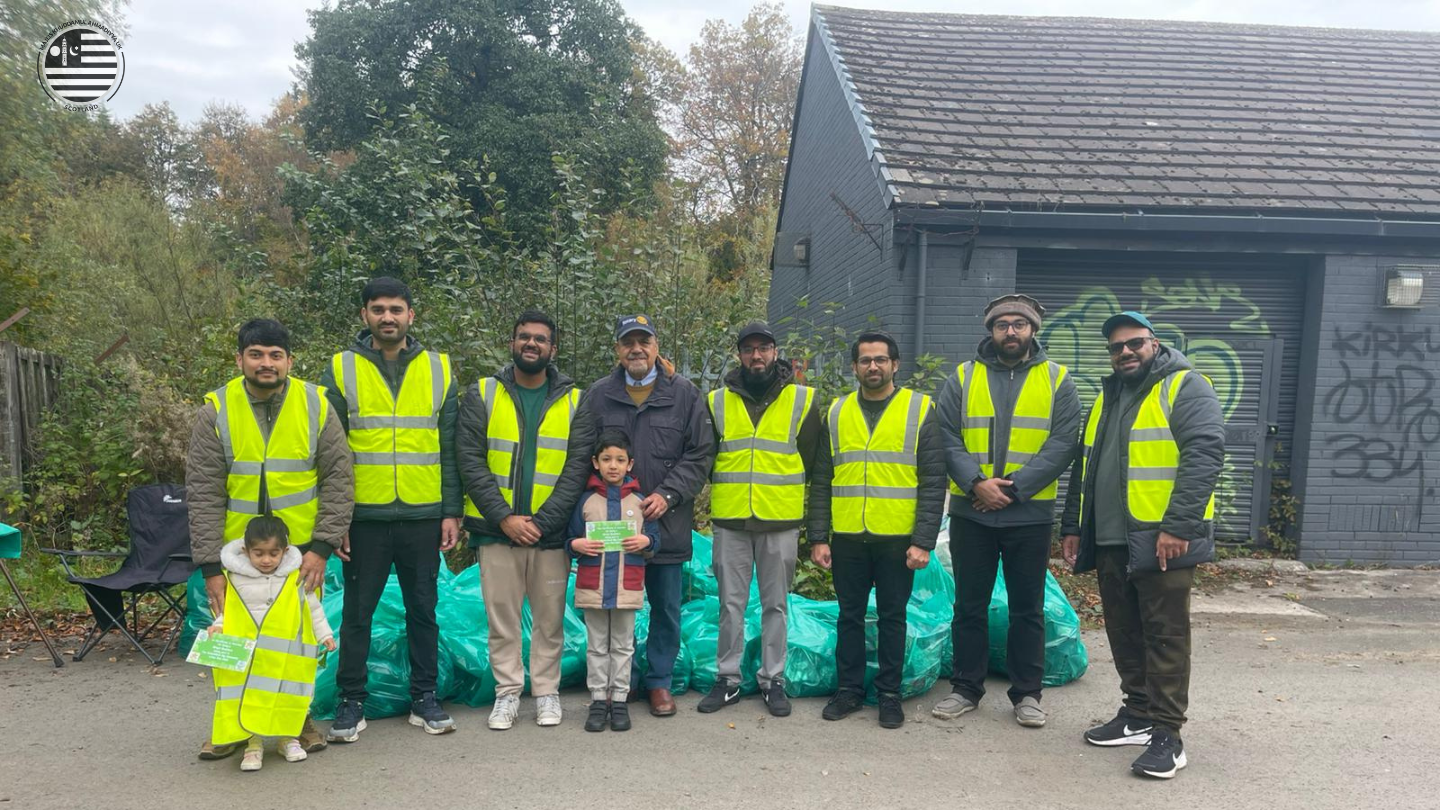 Ahmadiyya Muslim Youth Association Collaborate with Kirkintilloch Community for Successful Litter Pick