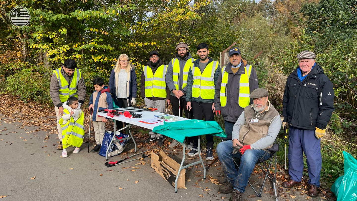 Ahmadiyya Muslim Youth Association Collaborate with Kirkintilloch Community for Successful Litter Pick